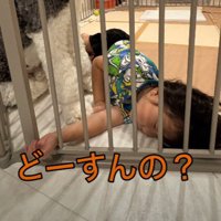 ケージの中で寝てしまった女の子