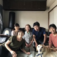 家族と一緒にいる犬