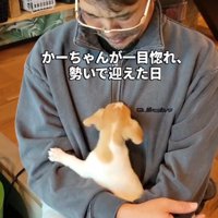 子犬を膝に乗せる男性
