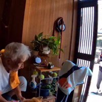 自宅に向かって歩く老年女性