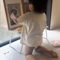 遺影を指さす子ども