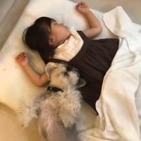一緒に寝るトトちゃんと女の子5