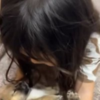 手を引き抜く娘さん