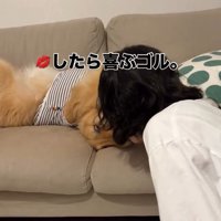 にこちゃんにキスするママ