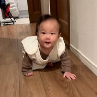 ママを見る赤ちゃん