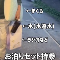 荷物を抱えて玄関先にやってきたおじいちゃん