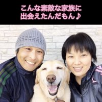 人にはさまれて笑う犬