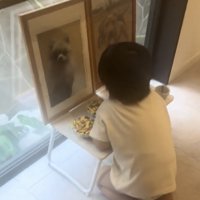 遺影に近寄る子ども