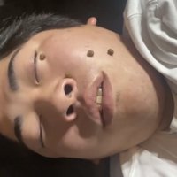 顔の上に並べられた複数のおやつ