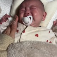 泣いている赤ちゃん