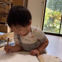 楽しそうにお絵描き中