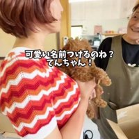 女将に子犬の名前を伝える若い女性