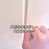 玄関のドアノブに手をかける母親