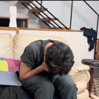 泣き真似する男性