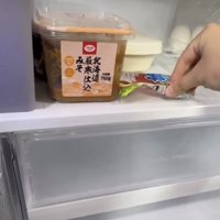 カニカマを取り出そうとする手1