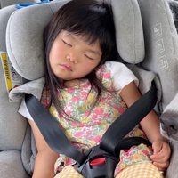 チャイルドシートに座って眠る女の子