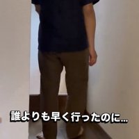 廊下を先に進む人
