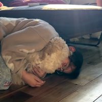 犬を抱きしめる女の子