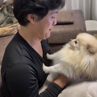 前足を使って距離を取る犬