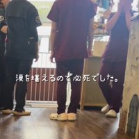 涙を耐えきれない