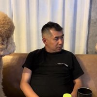 人を挟んで向き合う2頭の犬