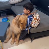 ピノくんに抱きつく息子さん