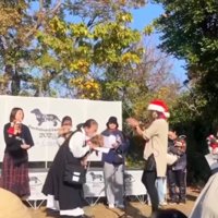 女性から表彰を受け取る飼い主