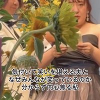 手紙を読む花嫁と笑いをこらえる新郎