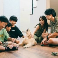 飼い主家族と大型犬の子犬