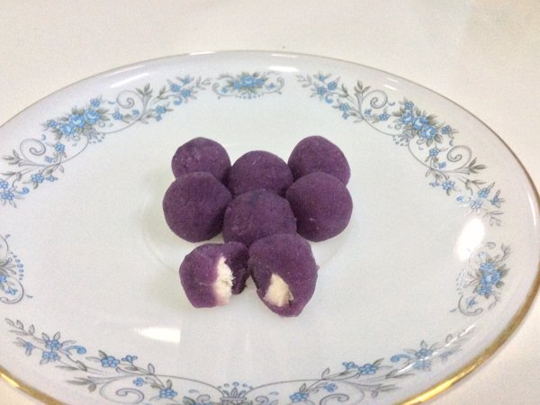紫芋のお団子〜ゆで豚あんこ