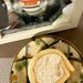 虹の橋へと旅立った愛犬にケーキをお供え→写真が倒れていたので、慌てて戻すと…まさかの光景に3万いいね「美味しい！ってお顔…」「泣ける」