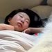 朝、尿意で目覚めた男性→トイレから戻ると、自分が寝ていた場所に…完全に居場所がなくなった光景が64万再生「サイズが人で草」「幸せそうｗ」