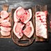 【獣医師監修】犬は豚肉を食べても大丈夫？生は危険？安全な部位と焼き方ゆで方などの調理法、与え方の注意点を解説