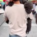 『歩くの疲れた』とワガママを言う大型犬→仕方なく抱っこして…すれ違ったら二度見する『人間のような光景』が61万再生「子供みたいｗｗ」