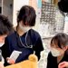 なぜか動物病院の処置室に集まる『4人の獣医師』→何をしているのかと思ったら…ほのぼのとした光景が16万再生「みんな可愛い」「幸せすぎ」