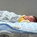 赤ちゃんが寝ている間に『お昼ごはんを食べた』母親→ふと様子を見ると、大型犬が…とんでもなく尊い光景が97万再生「母性溢れてる」「愛おしい」