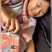 ソファで転がる女の子→毛布をめくると…とんでもなく尊い『赤ちゃん犬が大集合している光景』が167万再生「仲間に入れてください」と絶賛