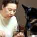 実家のおばあちゃんに犬を預けた結果→晩ご飯のときに見せた『あまりにも尊い光景』が186万再生「お行儀いい…」「なんて平和なの」と反響