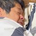 『一緒に寝て』とパパに言われた犬→自分は眠くないのに、付き合ってあげて…まるで人間のような光景が103万再生「ラブラブだ」「たまらん」