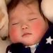 キッチンで作業中、ふと足元を見た結果→寝ている赤ちゃんに犬が…可愛いが渋滞している『尊い光景』が14万再生「カチューシャみたいｗ」と絶賛