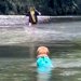 女の子たちと川遊びをする大型犬→ボールが流されてしまい…思わず吹き出す『コントのような光景』が8万再生「感動と思いきやｗ」「最高」と反響