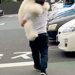 シャンプーをした大型犬→移動させるため『抱っこ』をすると…思わず二度見する『子どものような光景』に反響「理想」「抱きつくの可愛すぎる」