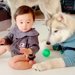 『赤ちゃんと大型犬３匹』が一緒に過ごした結果…まるで保育士？あまりにも微笑ましい行動に絶賛の声「とっても優しい」「羨ましすぎる」