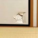 押入れの戸を破壊した犬→『うそでしょー』と思っていたら、穴から…『怒るに怒れない光景』に爆笑「卵から生まれた感ｗｗ」「え、かわいい」