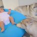 赤ちゃんがなかなか寝ないので『2匹のハスキー犬に預けてみた』結果…思わず頬が緩む『微笑ましい光景』に反響「なんてリッチ」「大好きなんだ」