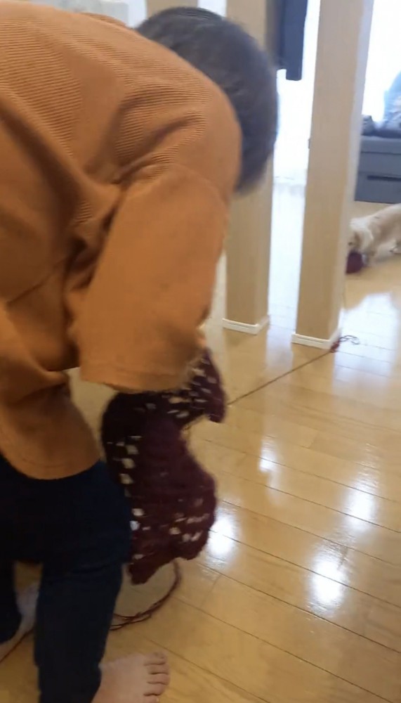 身をかがめるおばあちゃん