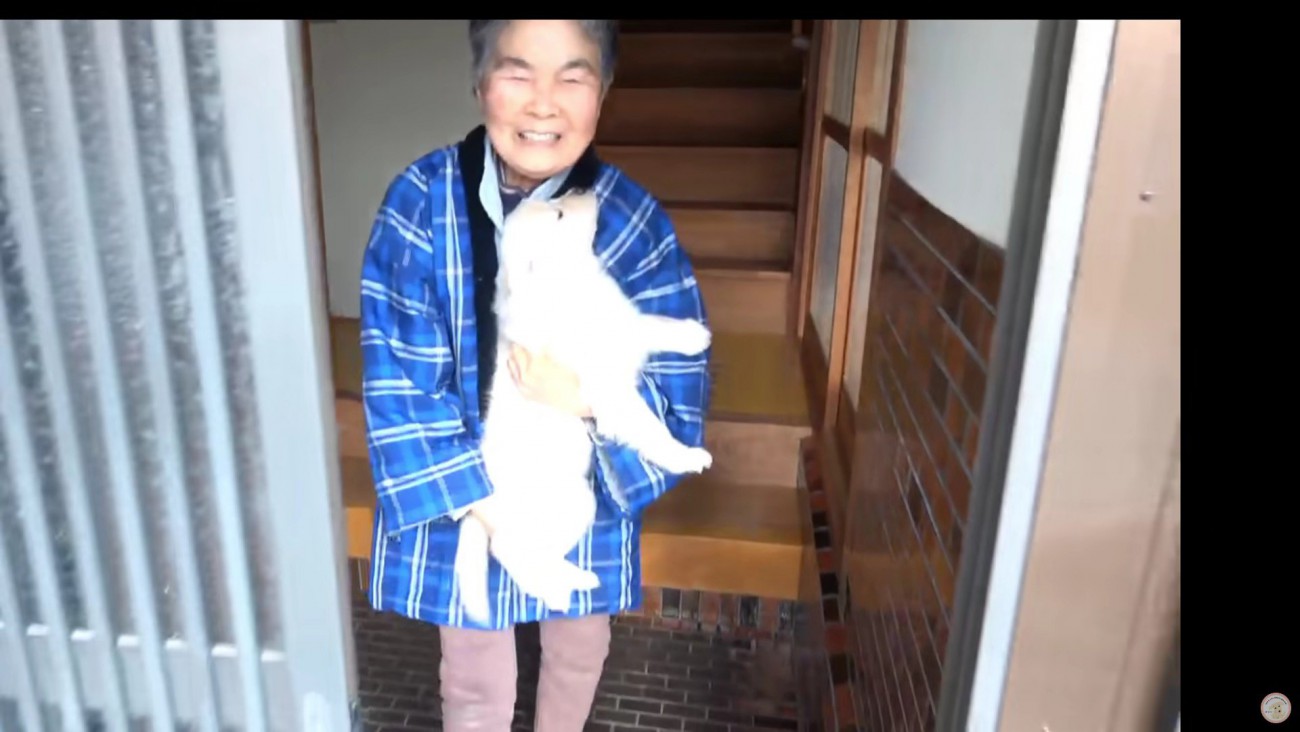 顔をほころばせるお母さん