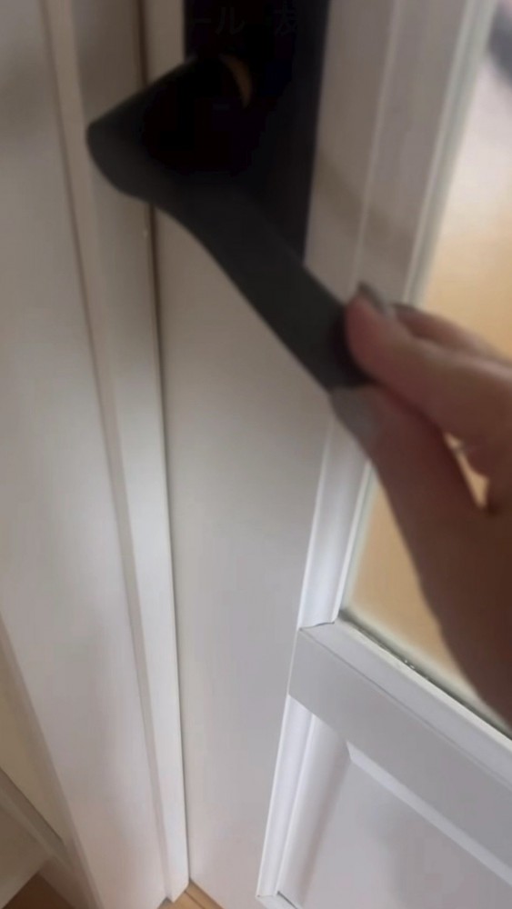 ドアを開ける手