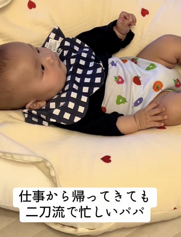 パパを見つめる赤ちゃん