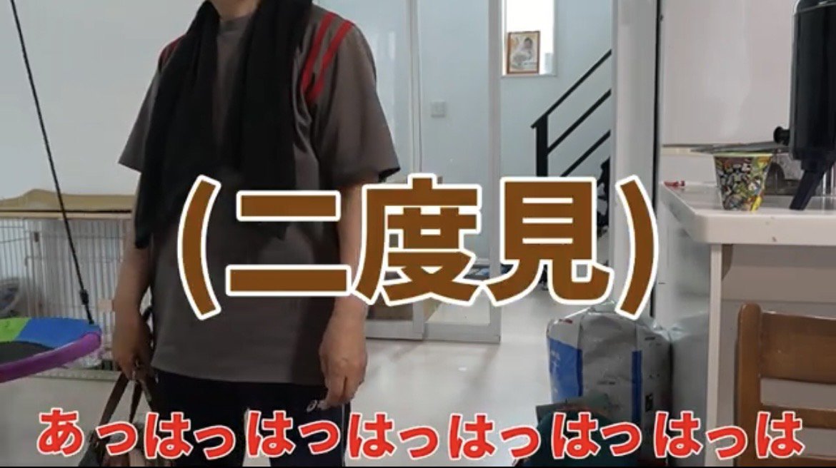 部屋の中で立ち止まる女性
